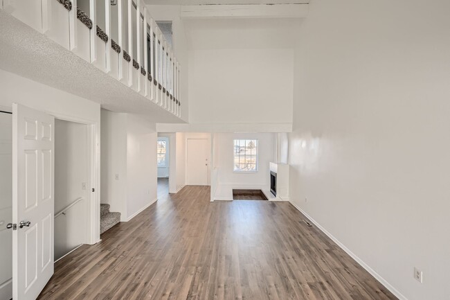 Building Photo - Evolve Real Estate: Available 9/15 Spaciou...