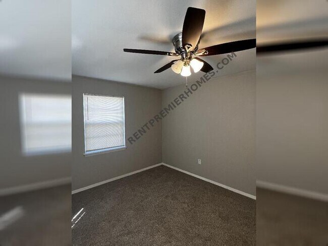 Building Photo - 713 Shamrock Dr