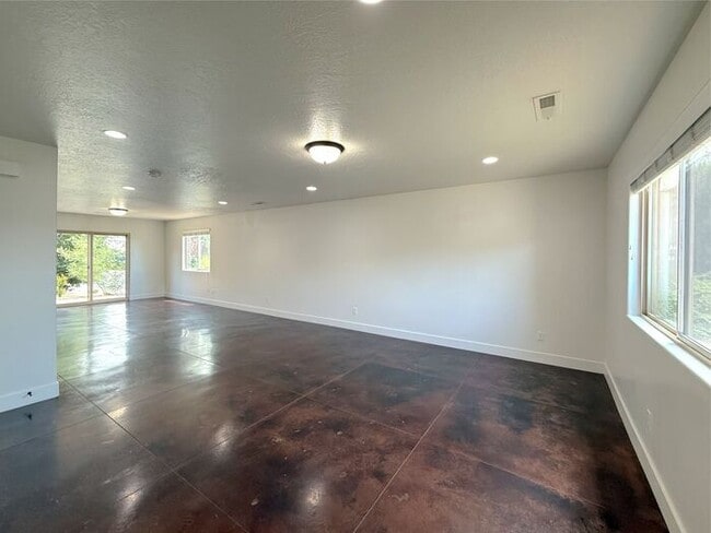 Building Photo - 4 bed, 2.5 bath duplex w/1 car garage
