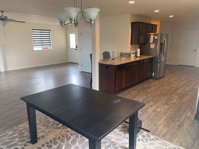 Building Photo - 3 Bedroom house good location!