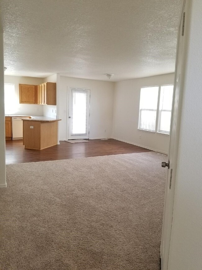 Building Photo - 3 bedroom 2.5 bath home