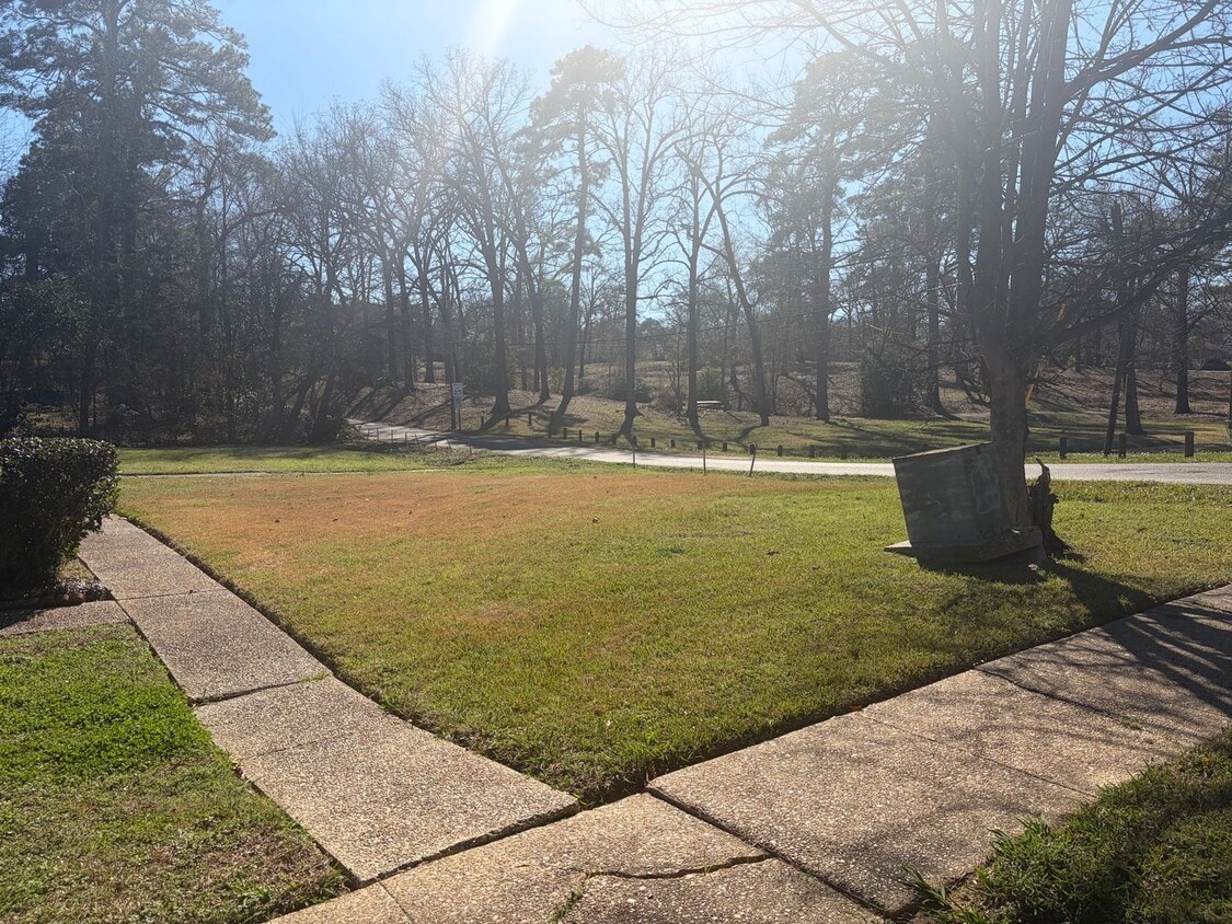 Building Photo - ** 3/2 TOWNHOUSE IN HIGHLAND **