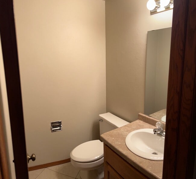 Half Bath - 919 Square Ter