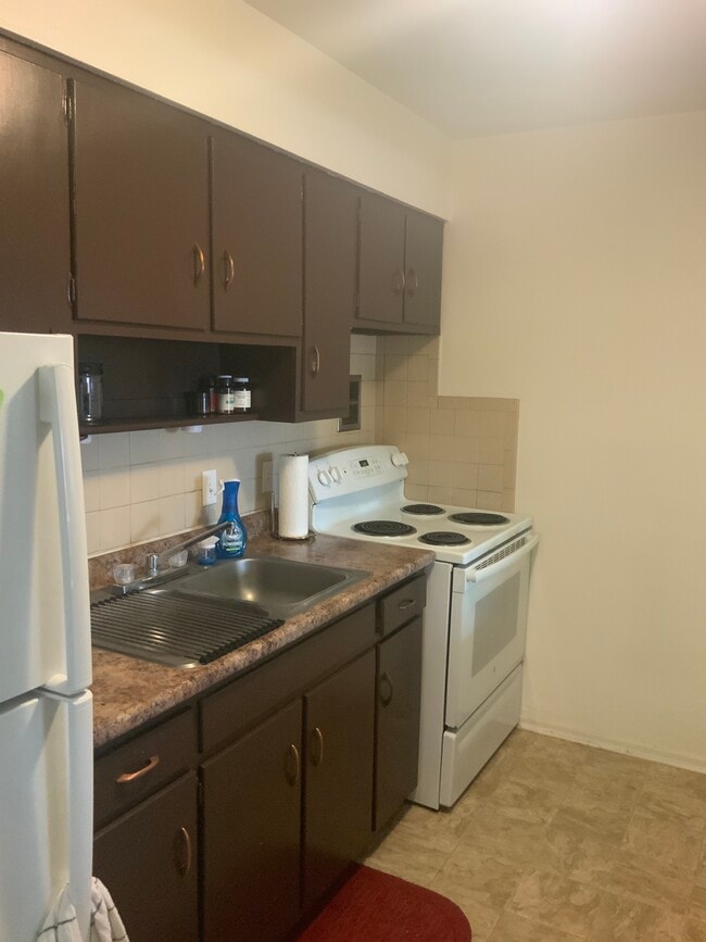 Kitchen - 3115 Cherokee St