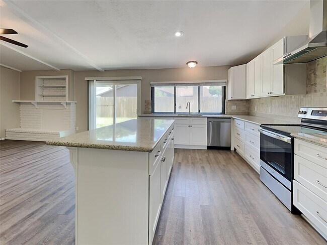 Foto del edificio - 5618 Hickory Forest Dr