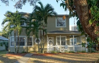 Building Photo - 3208 S Esperanza Ave