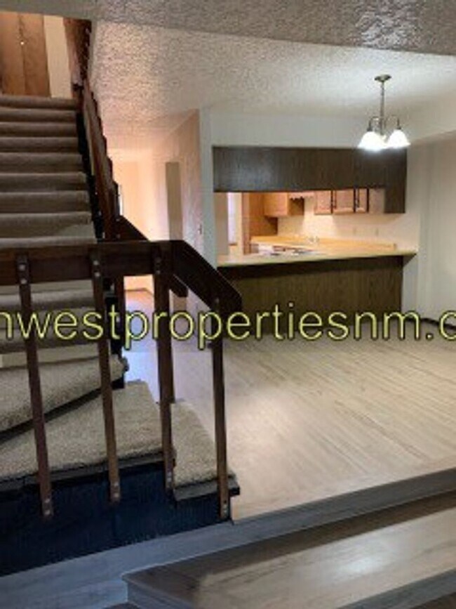 Building Photo - 3 Bed, 2.5 Bath, 2 Story Townhouse with Fi...