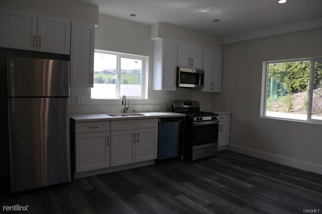 Building Photo - 2 br, 1.5 bath Townhome - 24264 Highlander...