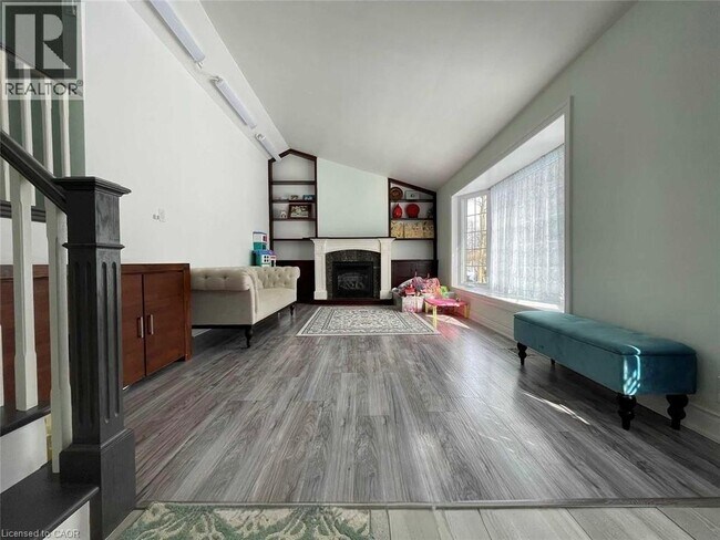 Building Photo - 5433 Spruce Ave