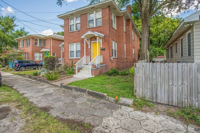 Front of the Building and Private Driveway - 809 Acosta Street