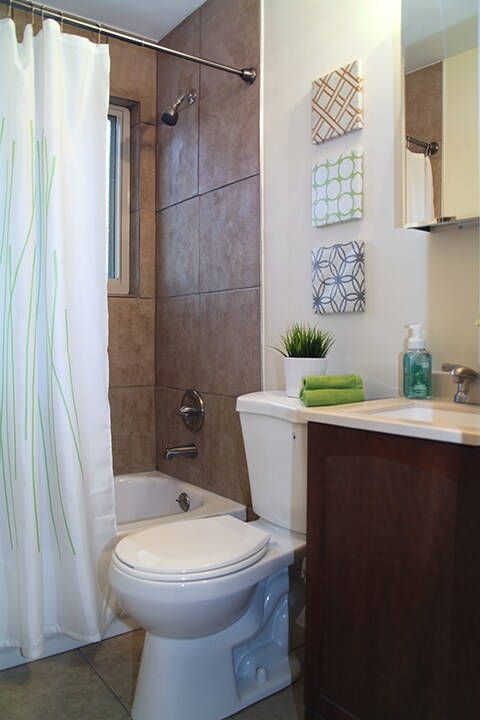Baño - Riverstone Court Apartments - Beechmont Ave