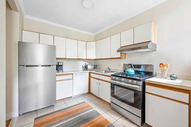Building Photo - 137 W 110th St