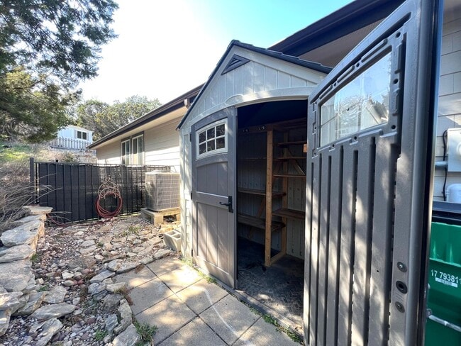 Building Photo - Single story 3 bed 2 bath custom home on a...