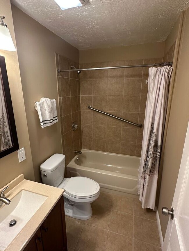 Building Photo - Fantastic home near downtown Blue Ash!