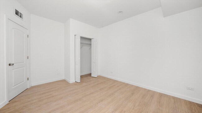 Foto del edificio - 2353 N Springfield Ave