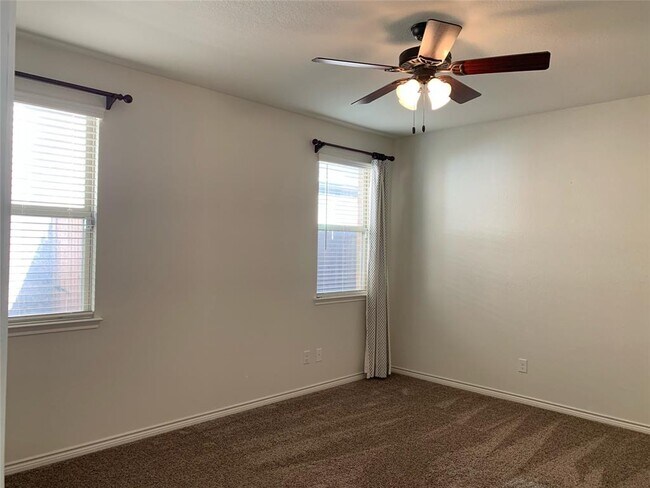 Building Photo - 2209 Miramar Dr