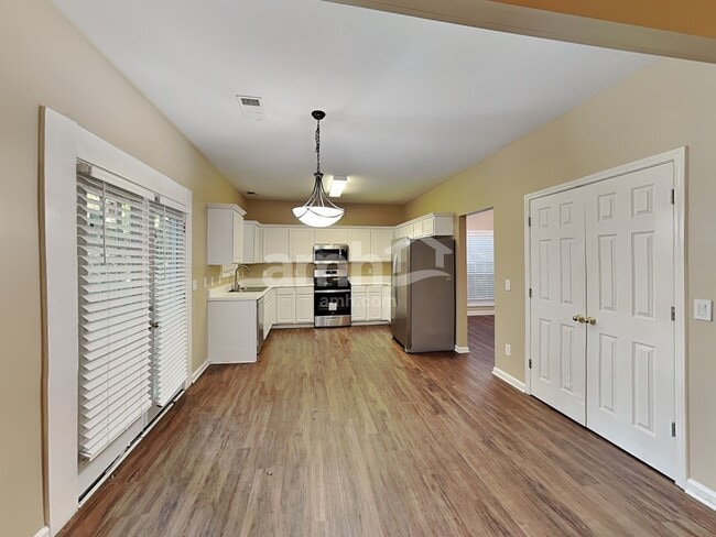 Foto del edificio - 1584 Silver Ridge Dr