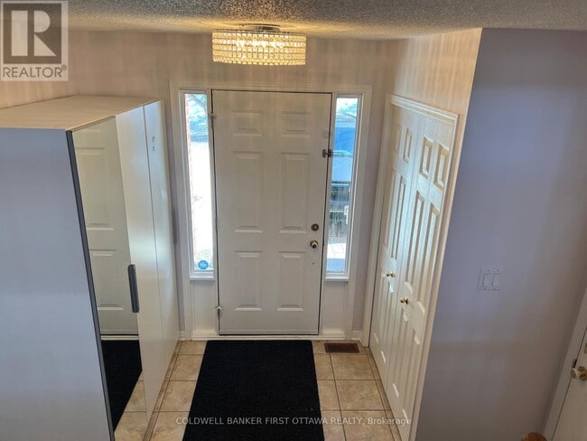 Building Photo - 155 Gladeview Private