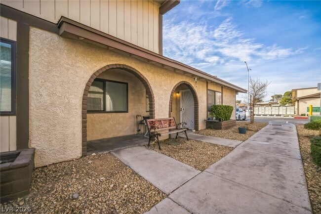 Building Photo - 5733 W Smoke Ranch Rd