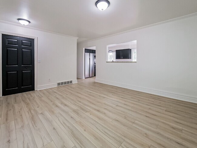Foto del edificio - Rare Leasing Opportunity in the Highly Des...