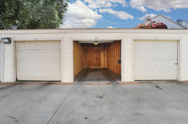 Building Photo - 712 McCoy Ct