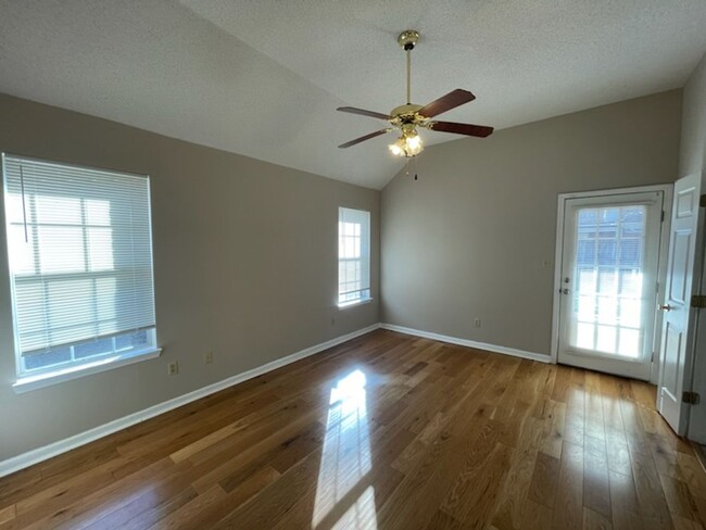 Building Photo - !Stonecreek Subdivision, hardwood floors!