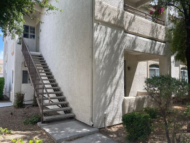 Building Photo - First Floor Unit in Gated Community!
