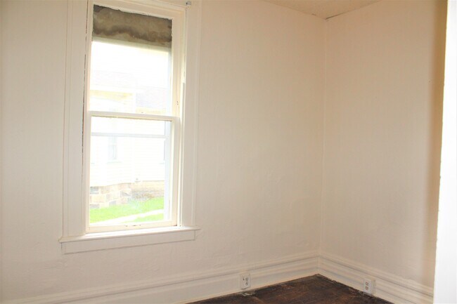 Building Photo - 623 W North St