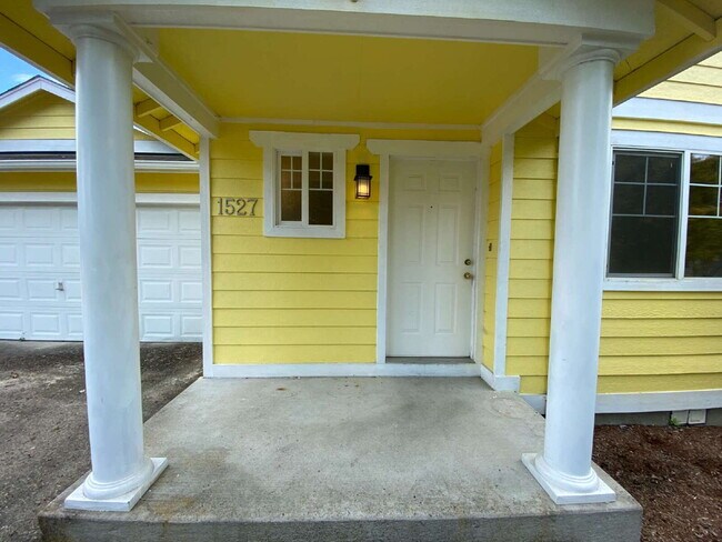 Foto del edificio - Quiet 3-Bed, 2.5-Bath Home with Large Backyard and Pet Friendly