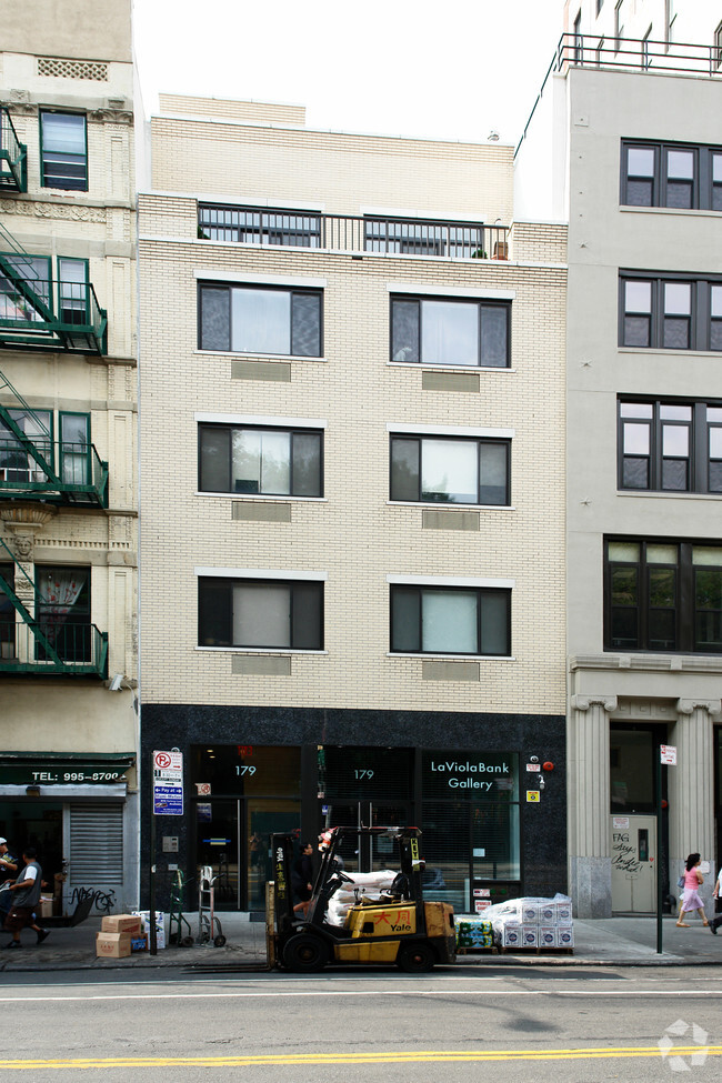 Exterior Building View: 179 E Broadway - Manhattan - 179 E Broadway