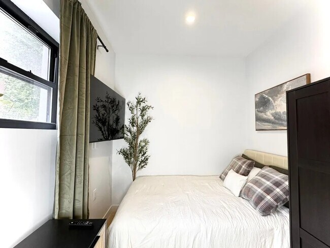 Foto del edificio - Furnished room/NOT APARTMENT