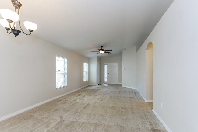 Foto del edificio - 15405 Quail Woods Pl