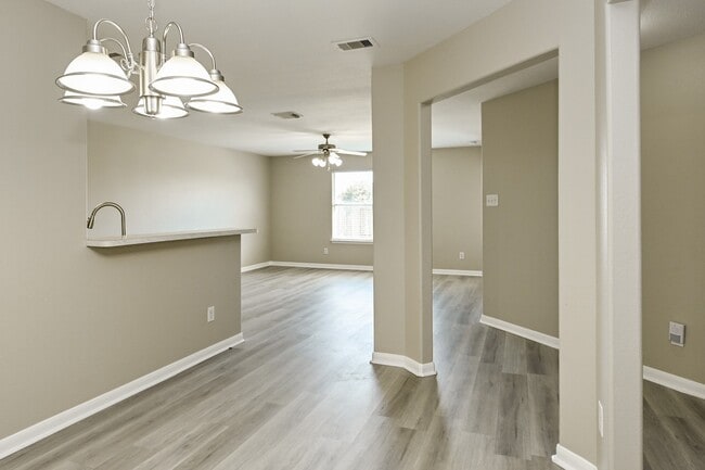 Building Photo - 6823 Garnet Trail Ln