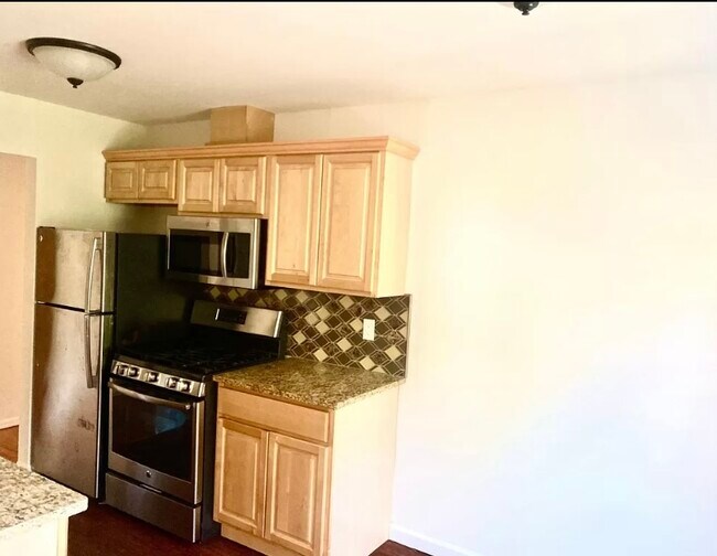 Kitchen - 101 W Oakland Ave