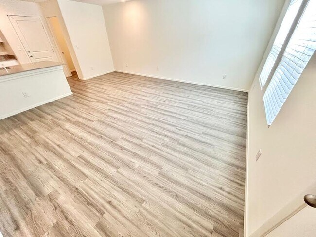 Foto del edificio - STUNNING TOWNHOME, 3 BEDROOM 2.5 BATHROOM, W/ 2-CAR GARAGE, LOCATED N A GATED COMMUNITY