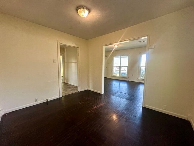 Building Photo - 4008 Beverly Dr