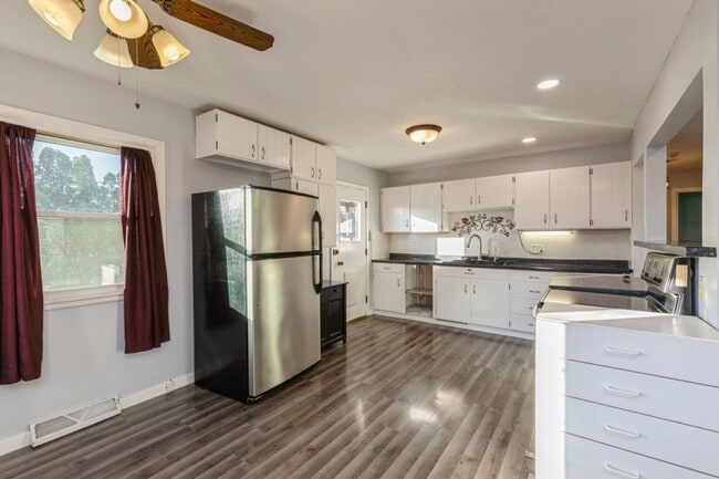 Building Photo - LEASING SPECIAL!! 2 Bed, 1.5 Bath Home in Ankeny