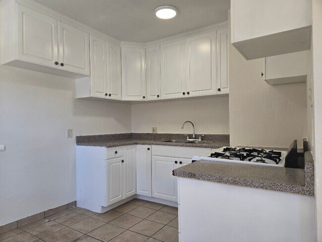 Building Photo - 1-Bedroom 1 bath unit in Van Nuys Zero deposit required at move in for qualified applicants throu...