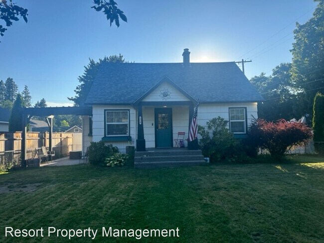 Building Photo - 3 br, 2 bath House - 1319 N. B St.