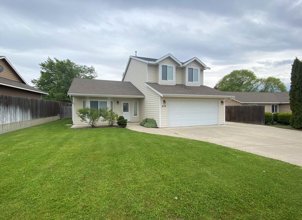 Foto principal - Backyard Oasis: 3 Bedroom 2 Bath House Ava...