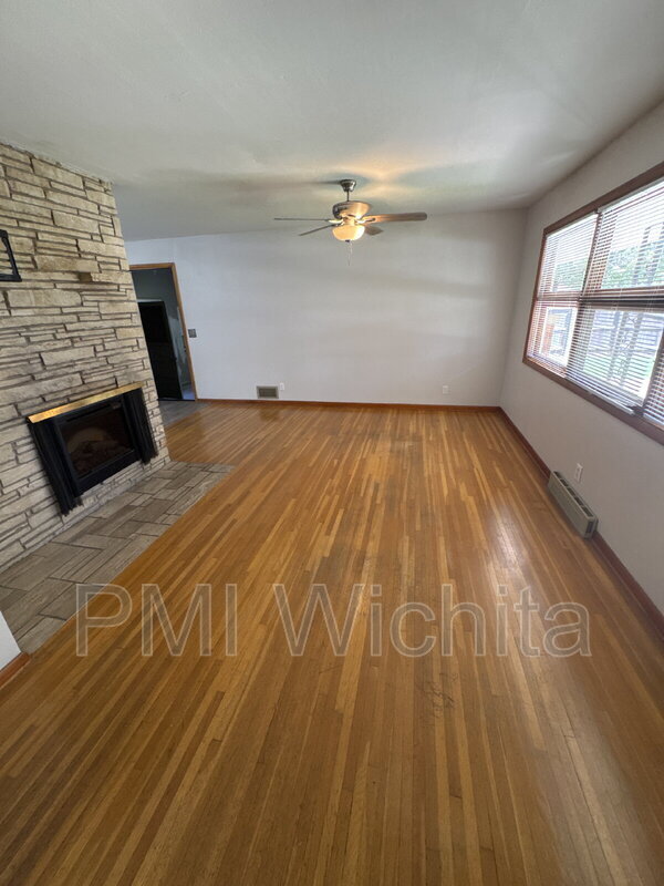 Building Photo - 945 N Crestline Ave