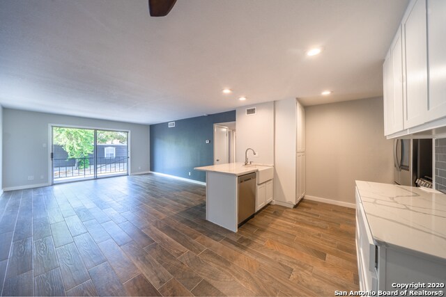 Foto del edificio - 8038 Broadway St