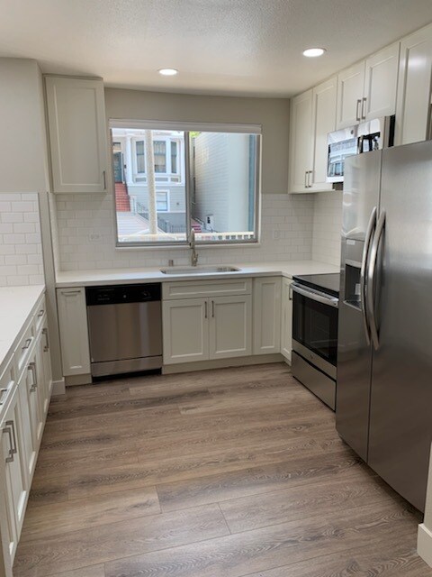 Cocina remodelada con electrodomésticos de acero inoxidable - 2030 Vallejo Street Apartments (08/25)