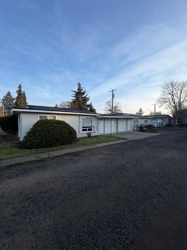 Building Photo - Newly Remodeled 2 Bedroom!