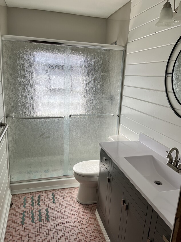 Building Photo - 923 S Greenwood Ave