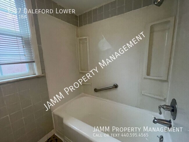 Foto del edificio - Shaker Heights: LOWER UNIT DUPLEX 3-Bedroom