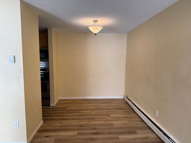 Building Photo - 3-Bedroom Condo for Rent in Eagan - Available Now!