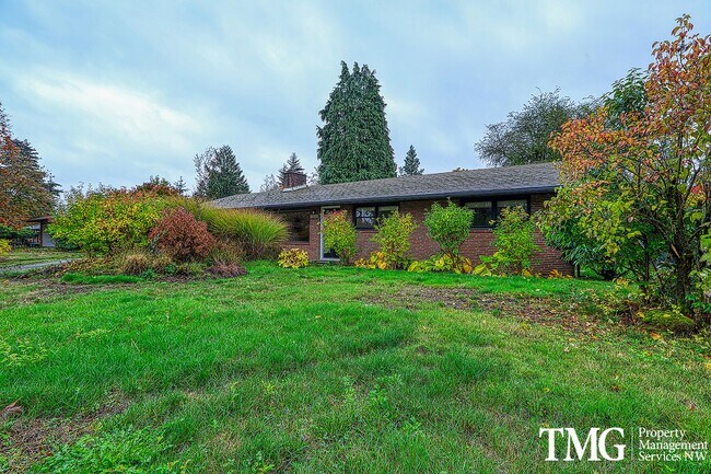 Building Photo - Large Pet Friendly Ranch Style Home w/ 4 B...