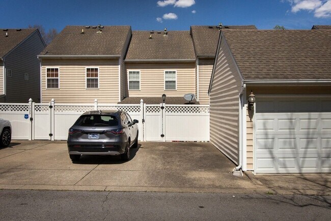 Foto del edificio - 7031 Sunnywood Dr
