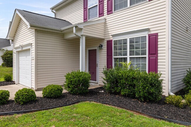 Foto del edificio - Spacious 3-Bedroom Home with Garage in Desirable Greensboro Neighborhood!